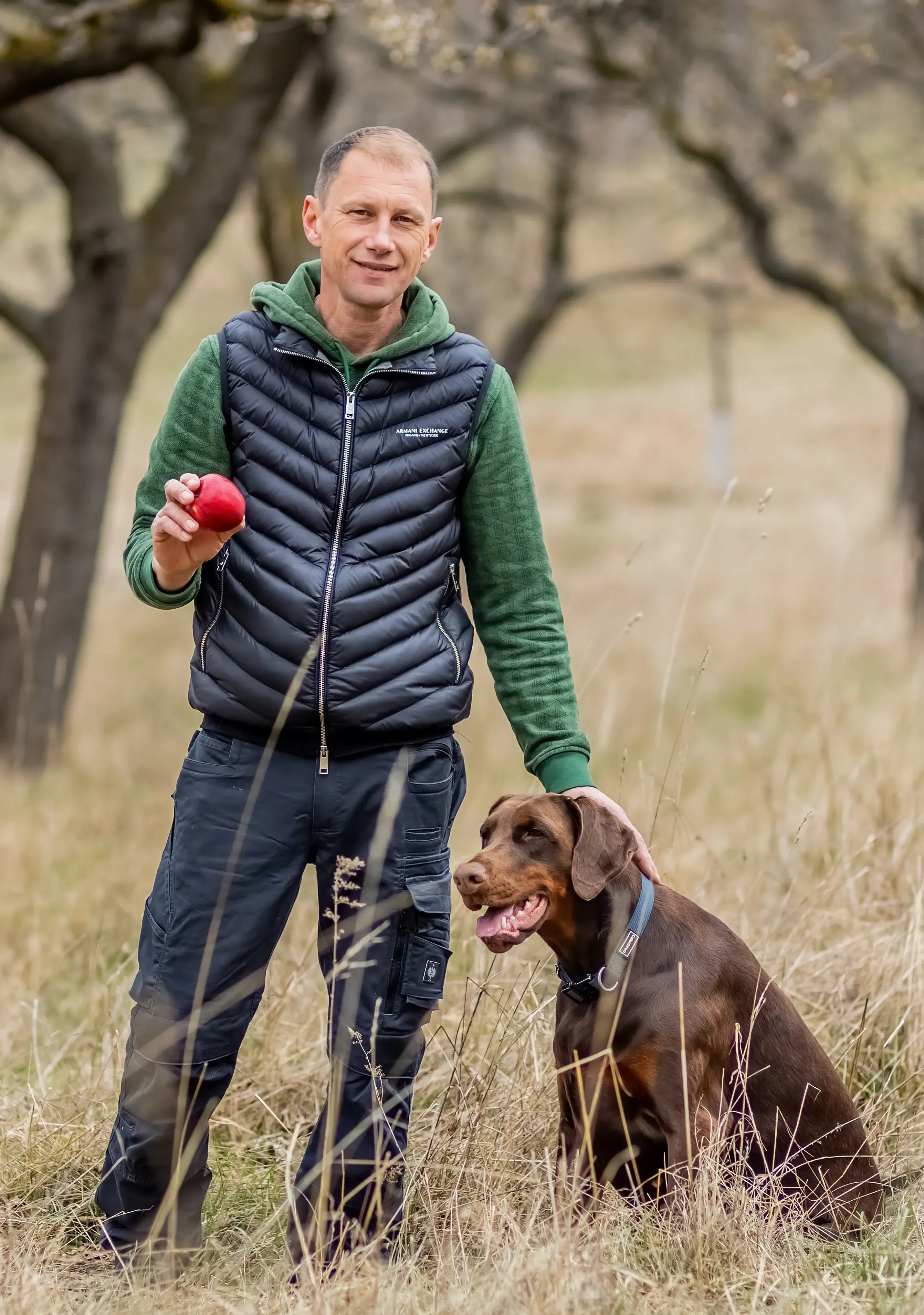 Willi Friedrich mit Äpfeln und frischem Saft